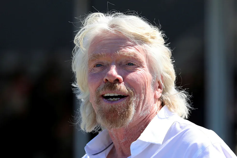 Sir Richard Branson sier han er måneder unna sin første tur ut i verdensrommet. Foto: Mike Blake, Reuters/NTB Scanpix