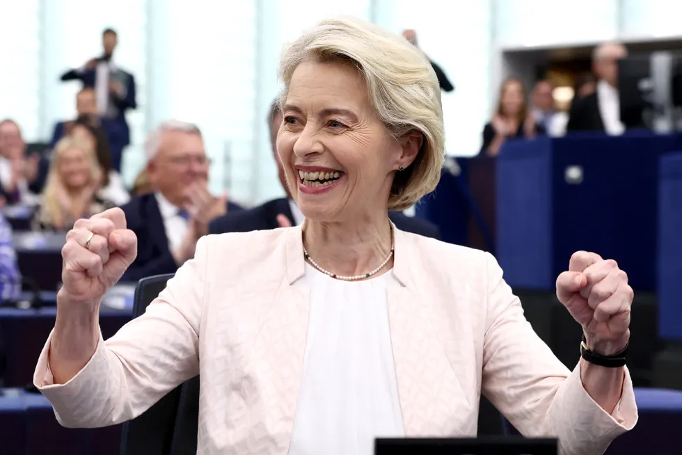 Ursula von der Leyen feirer etter å ha fått støtte fra Europaparlamentet for fem nye år som EU-president.