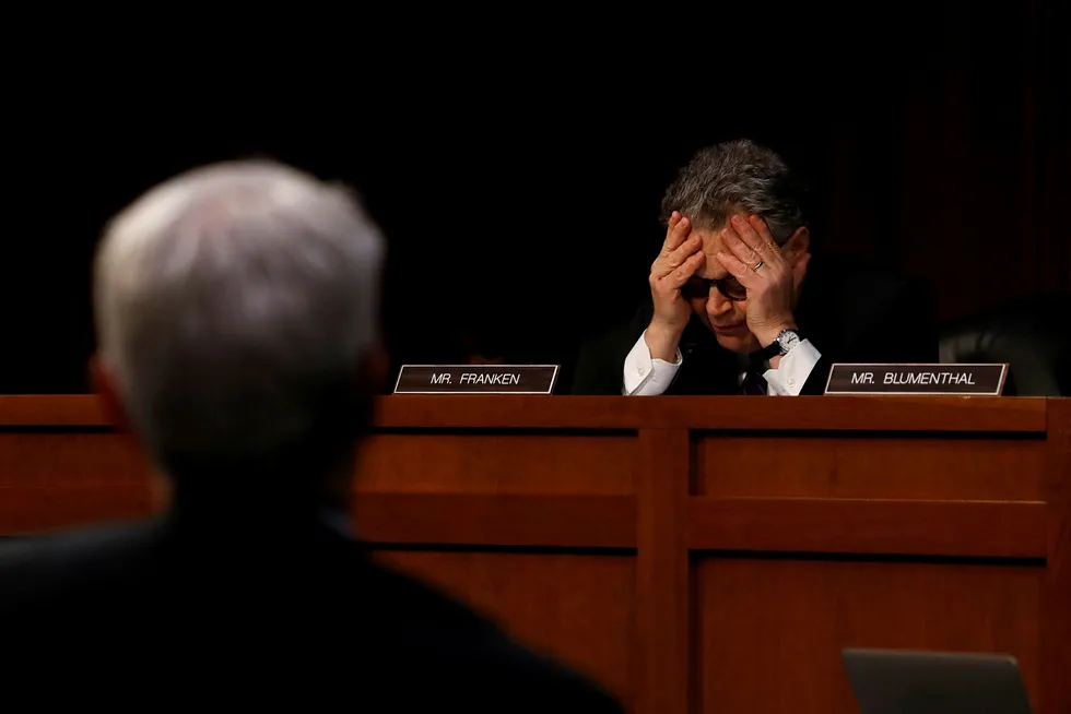Senator Al Franken er oppgitt og tar seg til hodet etter en ordveksling med Facebook-toppen Colin Stretch. Foto: Jonathan Ernst/Reuters/NTB scanpix