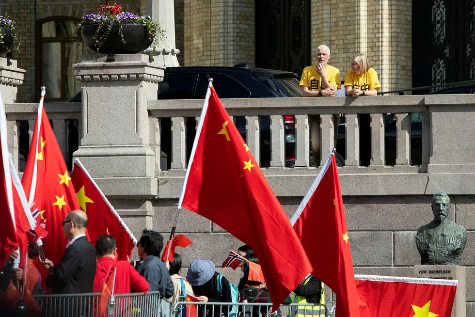 Både Guri Melby og Petter Eide hadde på seg gule t-skjorter fra Amnesty da kineserne besøkte Oslo.