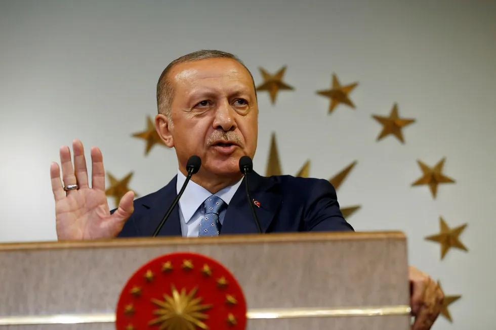 Tyrkias president Recep Tayyip Erdogan erklærte valgseieren under en tv-sending fra presidentresidensen i Istanbul søndag. Foto: Lefteris Pitarakis/AP/NTB Scanpix