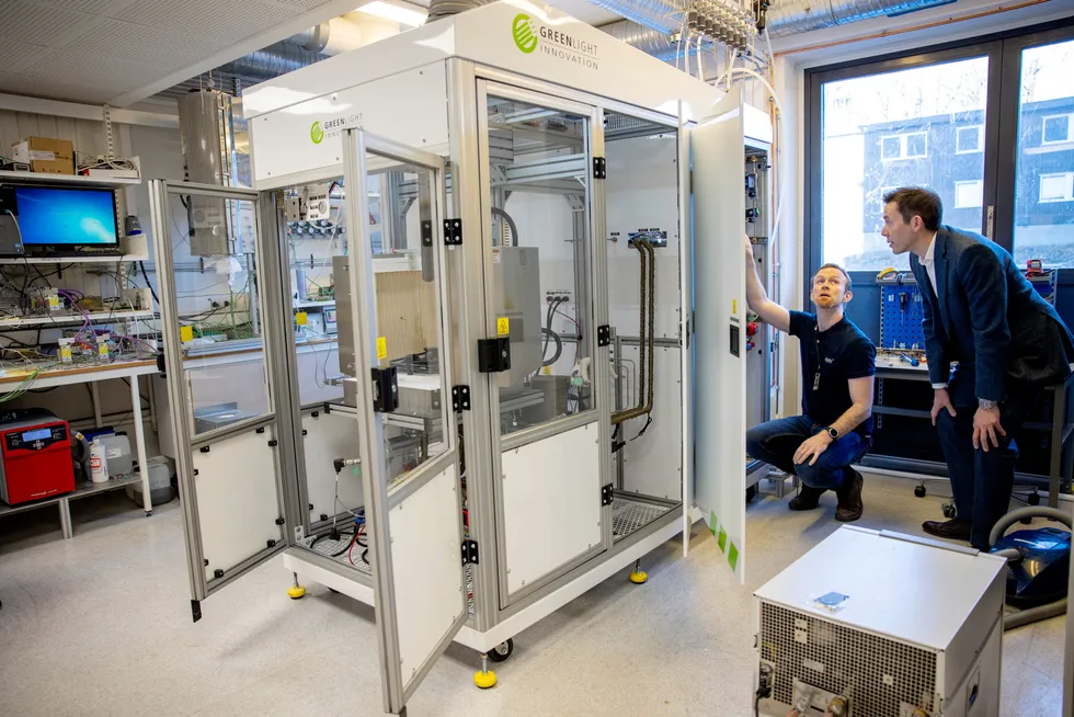 Oppfinner Magnus Thomassen og industrigründer Fredrik Mowill får sentrale roller i det nye selskapet Hystar. Inne i dette kabinettet er teknologien som de håper kan gjøre grønn hydrogen mer kostnadseffektiv.