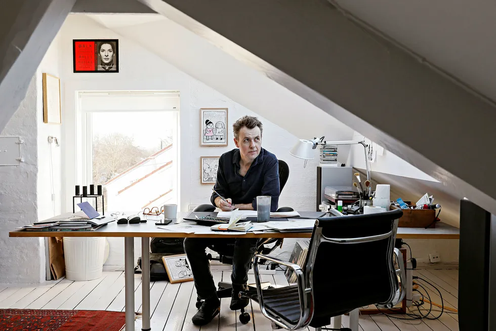 Programleder og tegner Fredrik Skavlan, her i kontoret i loftsstuen på Vinderen. Foto: Signe Dons/Aftenposten/NTB Scanpix