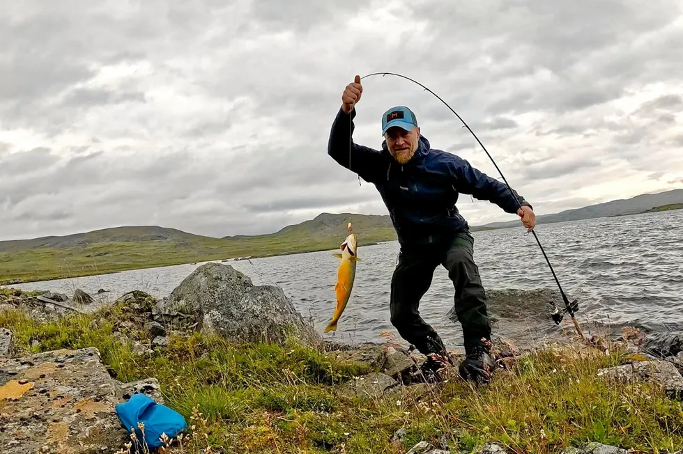 Geir Wenberg viser fram ei røyr på rundt ett kilo. Den er fanget på «et hemmelig sted».