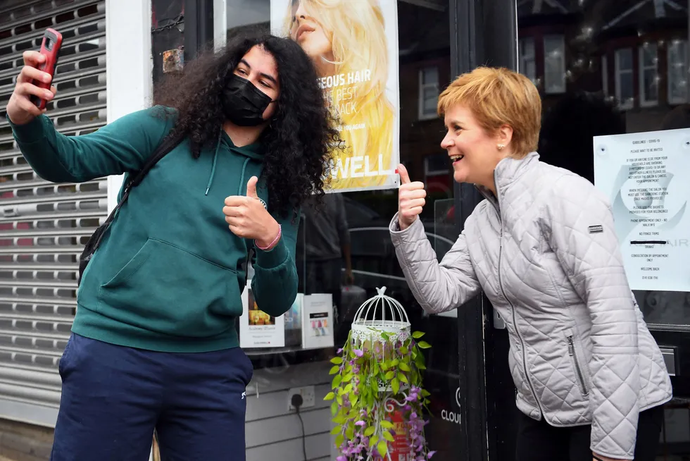 Nicola Sturgeon (til høyre), leder for Scottish National Party (SNP) og førsteminister i Skottland, begeistrer de unge. Her på gaten i Glasgow.