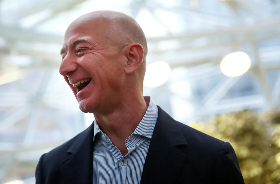 Amazons grunnlegger og konsernsjef Jeff Bezos har all grunn til å smile. Formuen økte med over 135 milliarder kroner i januar og har gjort et nytt byks i natt til 941 milliarder kroner. Foto: Lindsey Wasson/Reuters/NTB Scanpix