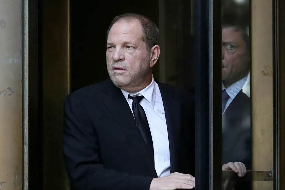 Filmprodusent Harvey Weinstein forlater en rettssal i New York 26. august i år.