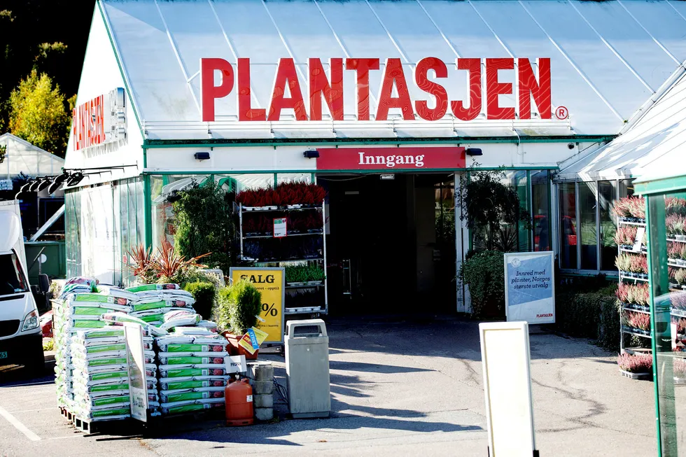 DN har tidligere skrevet om den norske plante- og hagekjeden Plantasjen, som opplevde full krise i februar. Kjeden ble i 2016 kjøpt opp av det svenske investeringsselskapet Ratos for om lag 1,2 milliarder kroner.