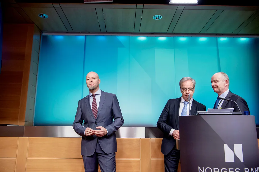 Yngve Slyngstad (til venstre), sjef for Oljefondet, presenterte resultatet for 2018. Norges Bank. Med Øystein Olsen (midten) sentralbanksjef og Runar Malkenes, kommunikasjonsdirektør.