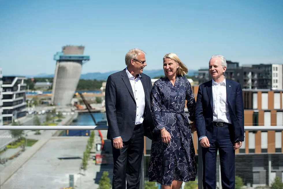 Morten Mauritzen (til venstre) og Kristin F. Kragseth ble med fra ExxonMobil over i Hitecvision-oljeselskapet Point. I juli feiret de sammen med Eni Norge-sjef Philip Hemmens (til høyre) at selskapene skal slås sammen til Vår Energi.
