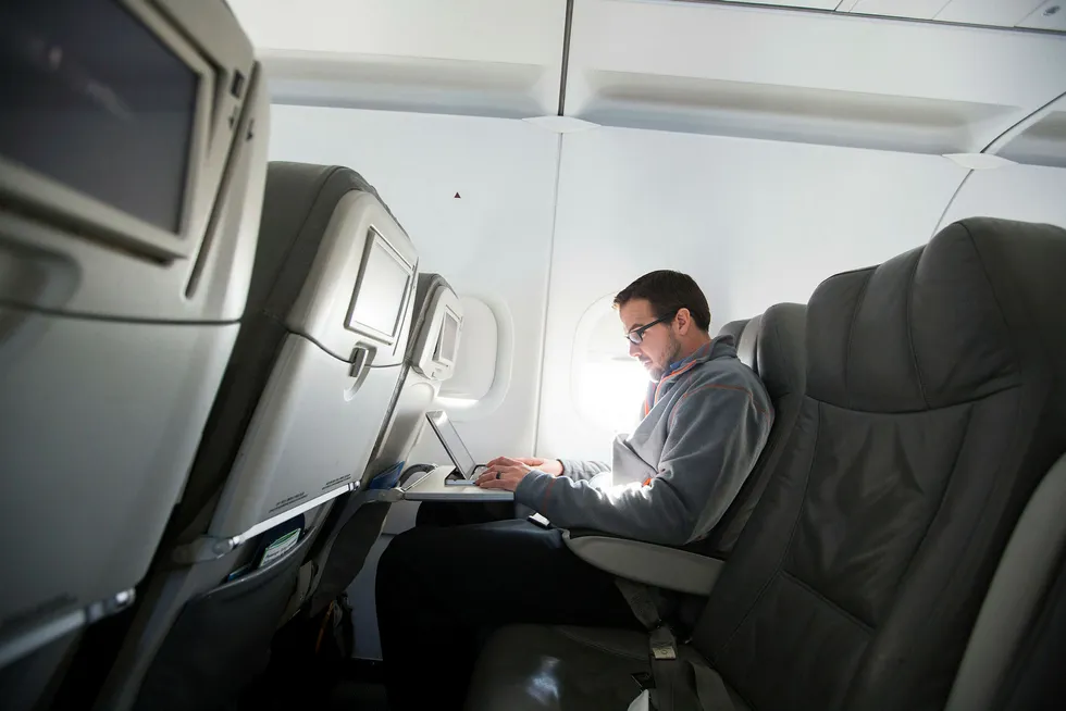Langdistansereiser kan komme til å fortone seg på en helt ny måte når det blir ulovlig å bruke laptop i kabinen. Foto: LUCAS JACKSON