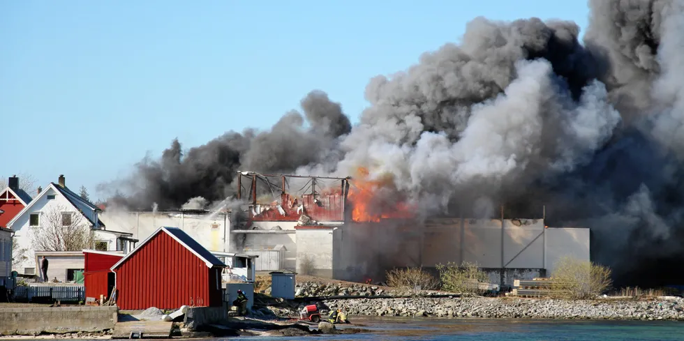 Det var åpne flammer og masse røykutvikling på brannstedet i Abelvær.