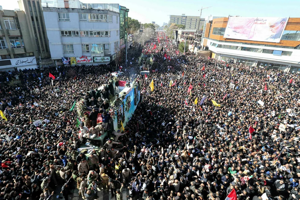 Hundretusener av iranere deltok i sørgehøytiden for general Qasem Soleimani, her i hans hjemby Kerman. Nå loves hevn etter USAs drap på en nøkkelmann i det iranske regimet.