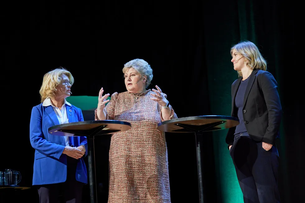 Erna Solberg, flankert av Åslaug Haga i Fornybar Norge og statssekretær Elisabeth Sæther.