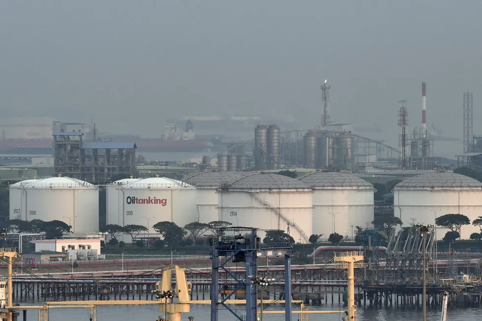 Oljeetterspørselen har stupt i år på grunn av koronapandemien. Det eneste lyspunktet er i Kina, hvor etterspørselen har økt de siste månedene ettersom økonomien har gjenåpnet. Her fra oljelagre på Jurong island ved Singapore.