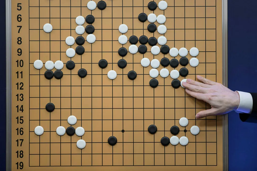 Bildet gjenskaper et spill mellom Go-spilleren Lee Sedol og en Google-utviklet supermaskin i Seoul. Foto: ED JONES