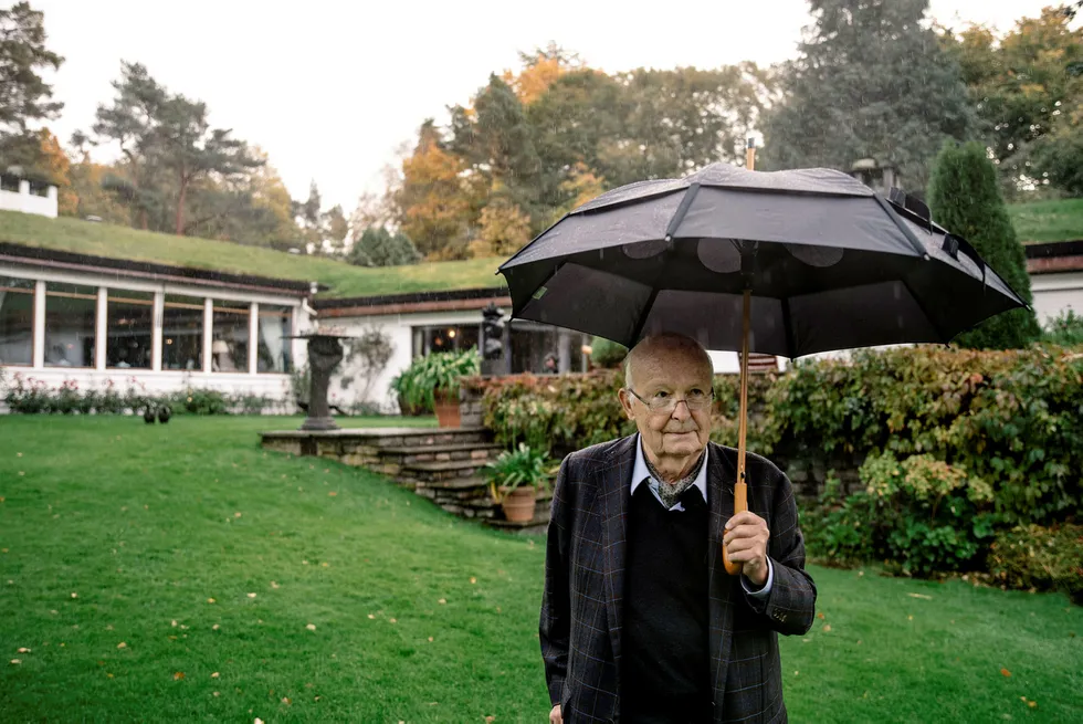 Etter over 60 år i familiens i eie blir Rieber Garden nå lagt ut for salg. – Bergensværet. Dette er en av grunnene til at jeg ønsker flytte, sier Bjarne Rieber når høstdråper på nytt avbryter turen i det enorme parkanlegget.