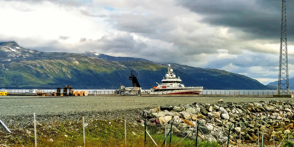 AVVENTER PRØVERRESULTATER: Da «Hermes» gikk mot land, varslet de om mistanke om smitte ombord og ble dirigert til et eget lukket kai-område utenfor Tromsø.