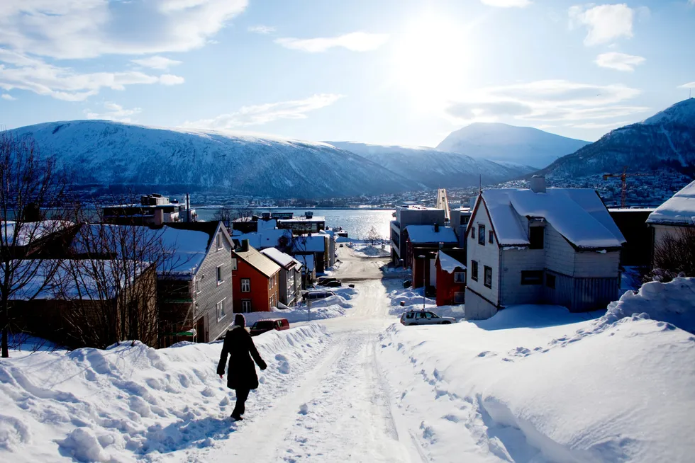 Tromsø i vinteridyll. Kommunen oppfordrer folk sørfra til å holde seg unna, hvis ikke innføres det søringkarantene.