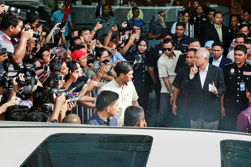 Malaysias avgåtte statsminister Najib Razak har vært inne til flere avhør rundt skandalene i det statlige selskapet 1MDB. Minst 35 milliarder kroner skal ha forsvunnet. Den nye regjeringen forsøker å komme til bunns i hvor pengene har tatt veien. Foto: Sadiq Asyraf/AP/NTB Scanpix