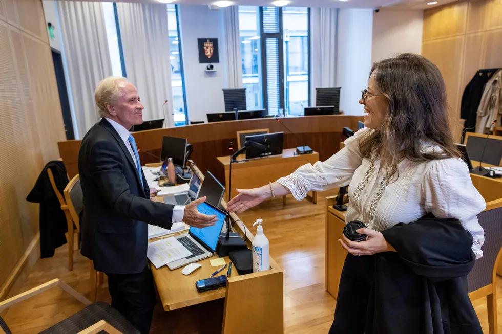 Avskiltede advokat Per Danielsen hilser på Kirsten Berger hos Regjeringsadvokaten ved oppstart av rettssaken. På dette tidspunktet var stemningen god i sal 257.