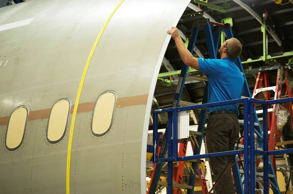 En Boeing-ansatt arbeider på en Boeing 787 Dreamliner i North Charlston, South Carolina. Foto: PAUL J. RICHARDS/AFP