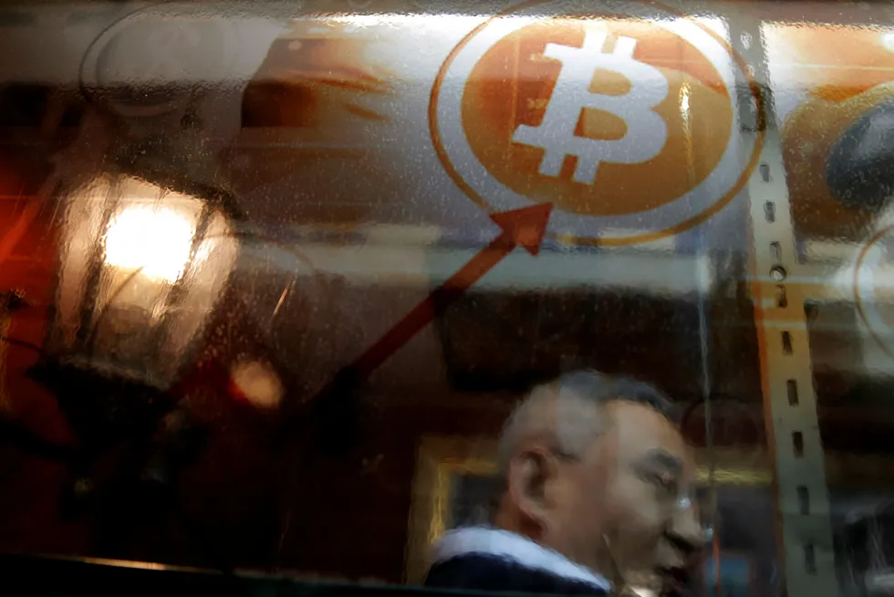 Sørkoreanske myndigheter forsøker å regulere handel i bitcoin og andre digitale valutaer. Finanstilsynet og justisdepartementet vurderer et forbud mot handel. Foto: Kin Cheung / AP / NTB Scanpix