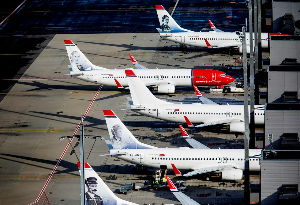 Norwegian fly på Oslo lufthavn bakkemannskap tar inn bagasje i flyet. ---