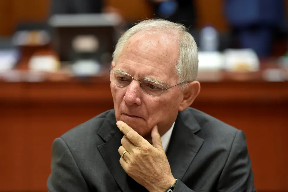 Tysklands finansminister Wolfgang Schäuble og ledende økonomer advarer mot økt risiko i verdensøkonomien. Foto: ERIC VIDAL/Reuters/NTB scanpix