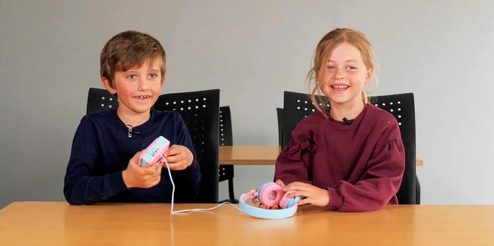 Her forklarer de to seksåringene Filip og Live-Louise hva teknologi er i kampanjen "Små grønne" for Glitre Energi.