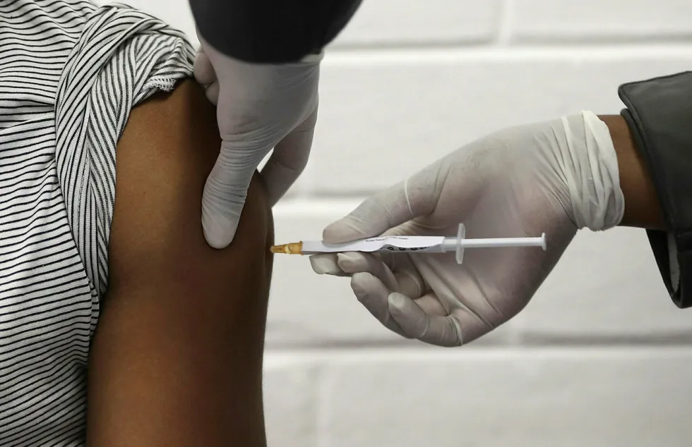 En frivillig testperson i Johannesburg, Sør-Afrika, får en dose av AstraZenecas covid-19 vaksine. Nå har AstraZeneca og University of Oxford stoppet sine studier.