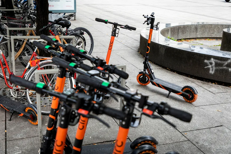 Trondheim blir en sparkesykkelfri sone frem til reguleringen og alle tillatelser kommer på plass. På denne åpne plassen i Oslo sentrum står sykler fra flere aktører utplassert.