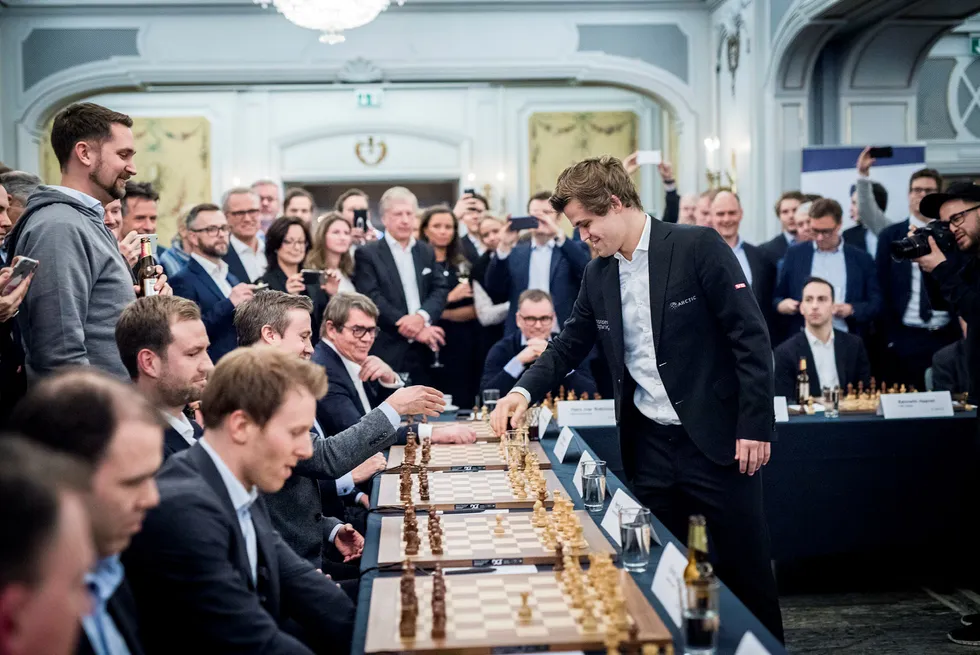 Verdensmester i sjakk Magnus Carlsen trekker mot Vegard Vik fra Kolonial.no. Foto: Skjalg Bøhmer Vold