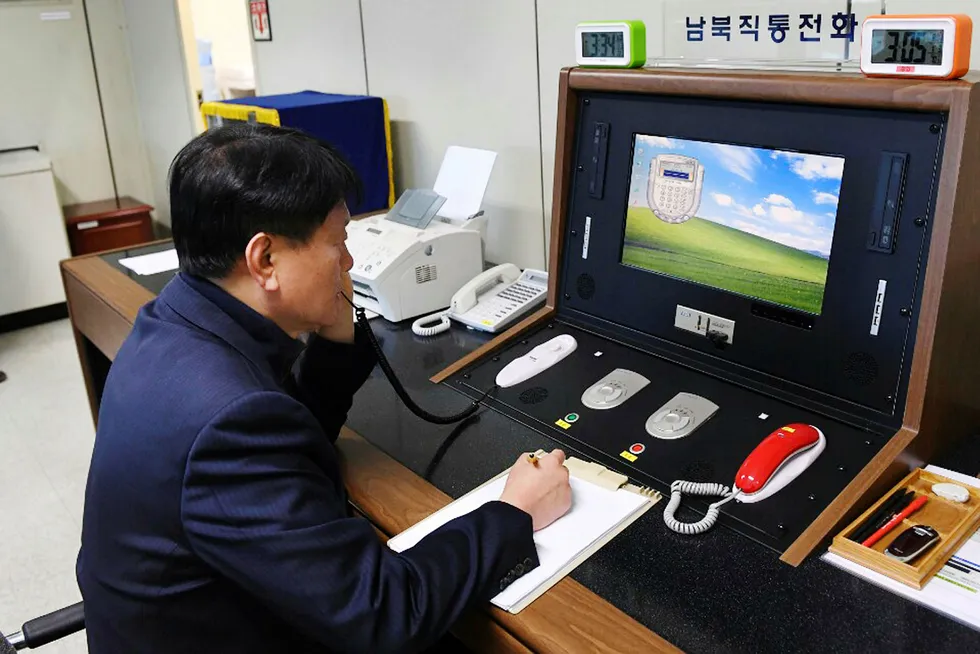 På onsdag ettermiddag åpnet Nord-Korea den direkte telefonlinjen til Sør-Korea. Denne har vært stengt siden februar 2016. Dette er den eneste direkte kommunikasjonslinjen som eksisterer mellom de to landene. Foto: AP/NTB Scanpix