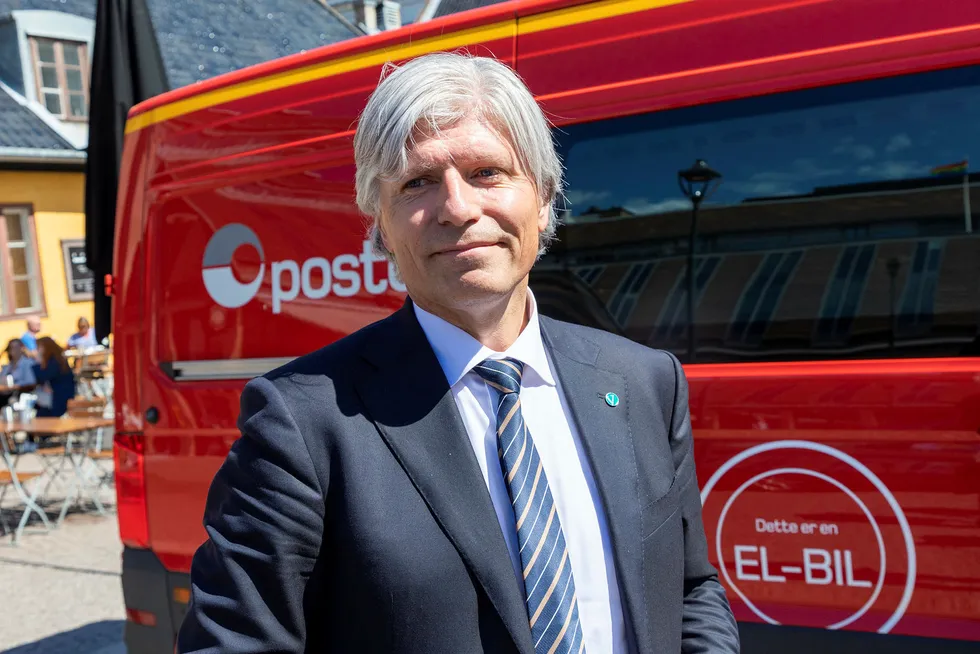 Klima- og miljøminister Ola Elvestuen ved en av Postens elektriske varebiler. Han har tro på at klimamålene kan nås.