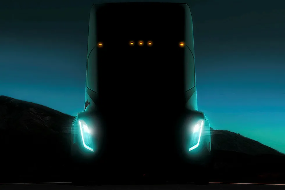 det store forhåpninger til den nye el-traileren Tesla Semi, men lanseringen har så langt latt vente på seg. Nå skal den elektriske lastebilen angivelig være klar for serieproduksjon.