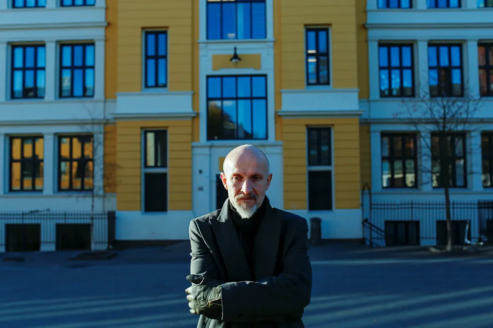 Forfatter Lars Saabye Christensen ved Uranienborg skole. Handlingen i hans trilogi «Byens spor» foregår på Fagerborg i Oslo.
