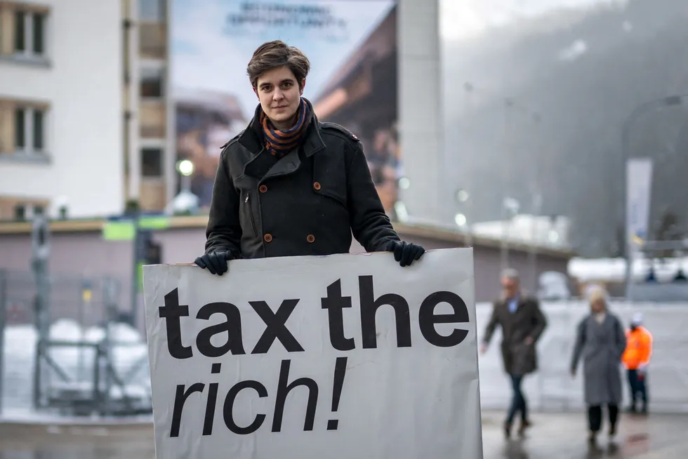 Østerrikske Marlene Engelhorn, som arvet milliardformuen etter Tysklands kjemigigant Basf, poserte med et skilt hvor det står «Beskatt de rike!» under åpningen av det årlige møtet i World Economic Forum i Davos i forrige uke.