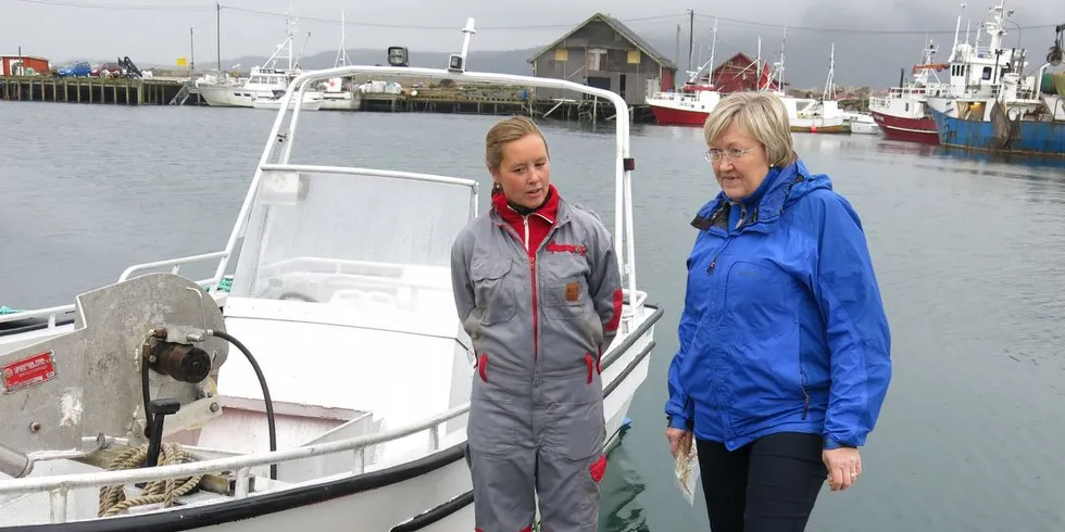 FÅ ALLE MED: Elisabeth Aspaker må sørge for et bredt flertall i Stortinget. Her med fisker Trude Halvorsen. Foto: Agnar Berg