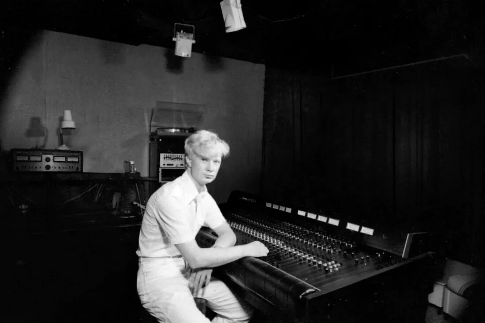 I studio. Atle Lauve med full kontroll i studio. Men det skulle ta nesten 40 år før hans merkelige soulpop fant et publikum hos unge musikknerder. Foto: Preservation Records