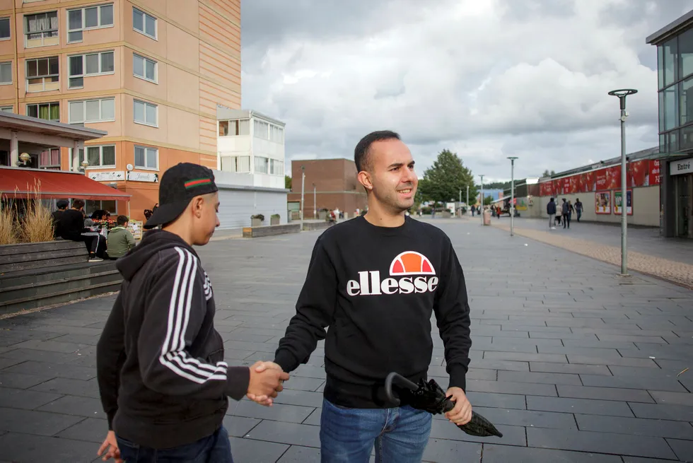 Avi Bidlis (23) har jobbet som førskolelærer i drabantbyen Hjällbo og kjenner ungdommene i bydelen. Han mener de er uskyldig i bilbrannene, og at det er gjenger utenfra som har tent dem på.