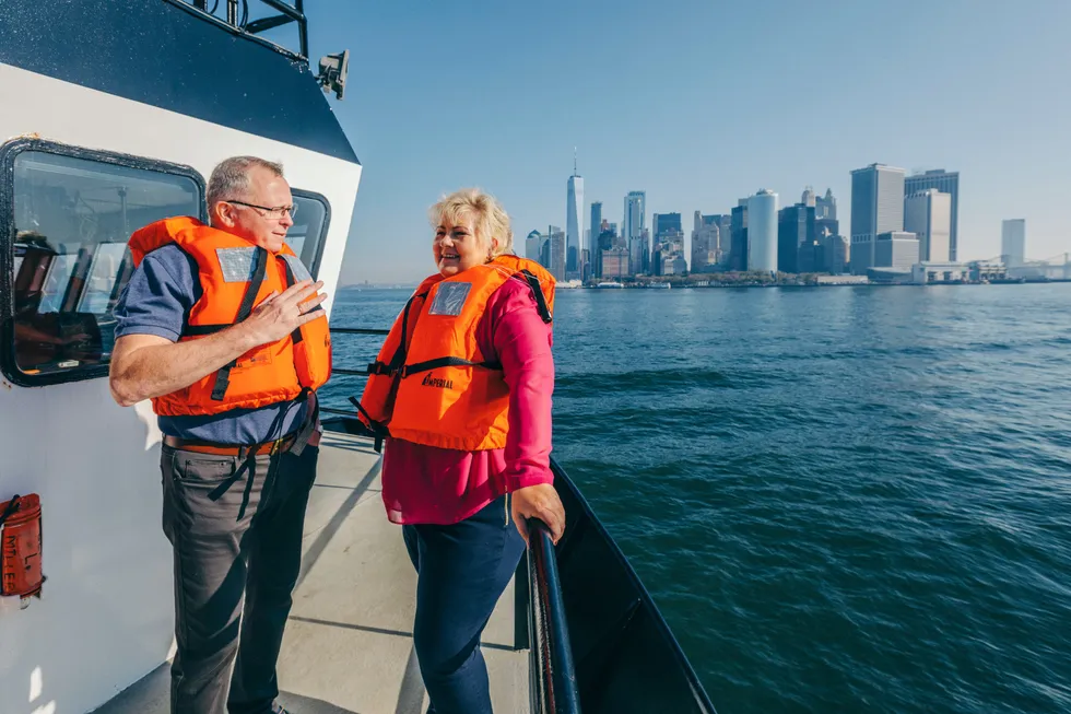 Statsminister Erna Solberg på befaring i New Yorks havnebasseng for å se på området som skal oppgraderes til Empire Wind-havvindpark. Her sammen med daværende konsernsjef i Equinor Eldar Sætre, i 2019.