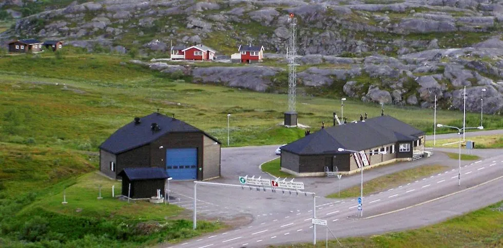 IKKE ALLTID ÅPEN: Lørdagene er særlig utfordrende. Da stenger Bjørnfjell tollstasjon klokka 18.Foto: Tommy Hansen