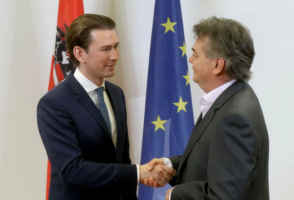 Sebastian Kurz (33), som leder det konservative ÖVP, og De grønnes partileder Werner Kogler (58), møttes onsdag til et siste forhandlingsmøte. Sebastian Kurz (33) blir sannsynligvis Østerrikes statsminister igjen.