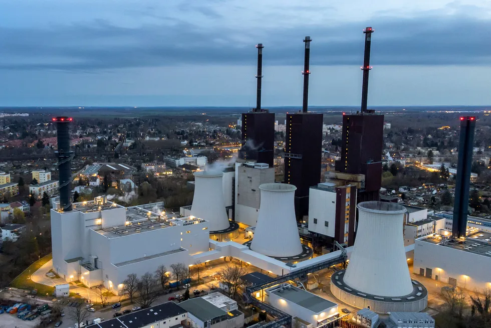 Hvis gasskraftverkene får kjøpe så mye subsidiert gass som de ønsker, blir det mindre gass igjen til andre gassbrukere, skriver artikkelforfatterne. Bildet: Lichterfelde gasskraftverk i Berlin.