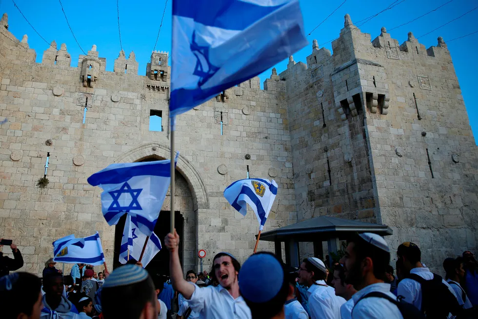 Mandag feiret israelerne at det var 70 år siden daværende statsminister David Ben Gurion proklamerte staten Israel. Disse israelerne feiret utenfor porten til gamlebyen i Jerusalem, en by et samlet verdenssamfunn gjentatte ganger har slått fast er ulovlig okkupert. Foto: AP / NTB scanpix