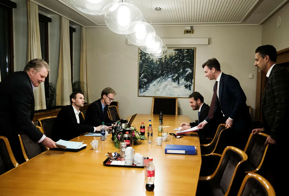 Hans Fredrik Grøvan (KrF), Kjell Ingolf Ropstad (KrF) og (f.h.), Abid Raja (V), Henrik Asheim (H) og Helge André Njåstad (Frp), idet budsjettforhandlingene om statsbudsjettet startet opp igjen etter en pause mandag ettermiddag denne uken.