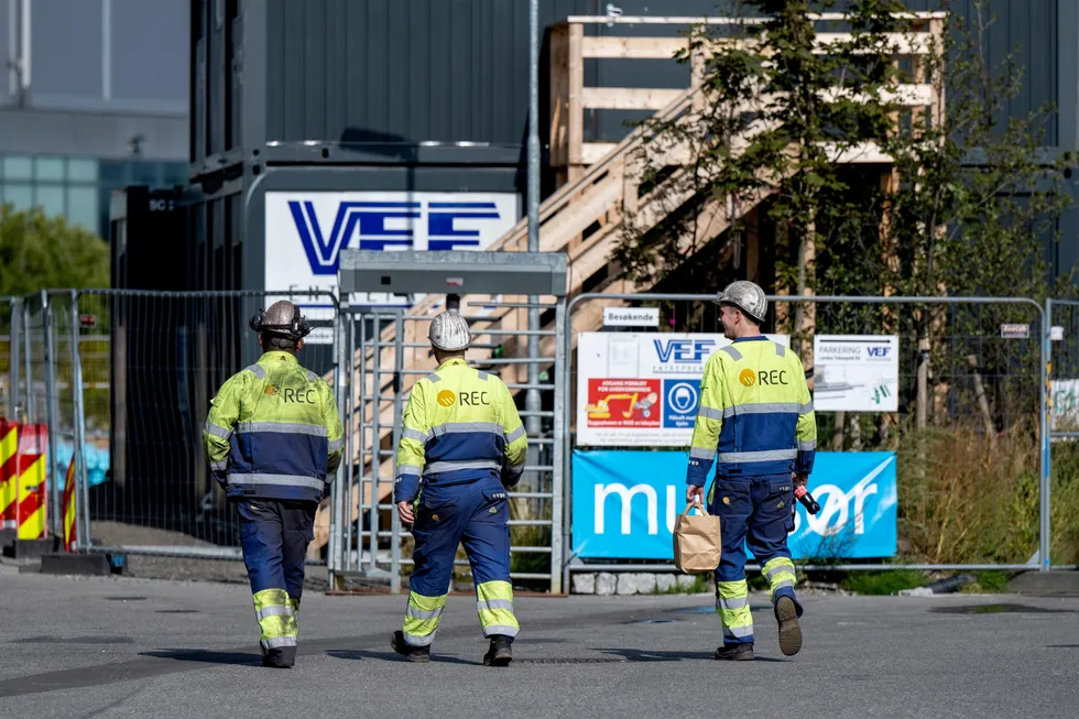 Rec Solar vurderer å stanse driften midlertidig, og oppgir strømprisene som årsak. Her fra solcelleselskapets anlegg i Kristiansand.