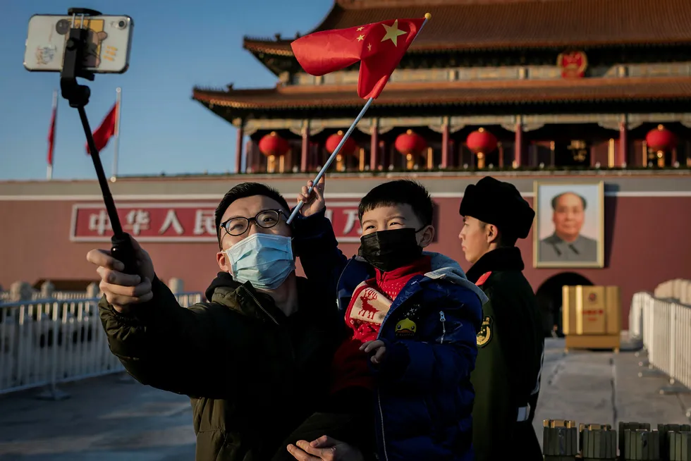Turister på Den himmelske freds plass i Beijing beskytter seg, mens soldatene holder stand.