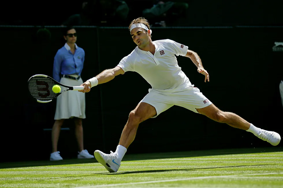 Det sveitsiske tennisesset Roger Federer inntok Wimbledon med det japanske tekstilmerkenavnet på brystet på mandag. Avtalen skal være verdt over 300 millioner dollar de neste ti årene. Foto: Tim Ireland/AP/NTB Scanpix